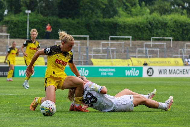 Dortmund, Deutschland: 31. Mai 2026 - Regionalliga West Frauen - 26. Spieltag - BVB Frauen vs. Vorwärts Spoho Köln Frauen Im Bild: v.li. im Zweikampf Ann-Sophie Vogel (BVB) und Emma Kremer (Vorwärts Spoho) Copyright: HMBxMedia MadeleinexFantini