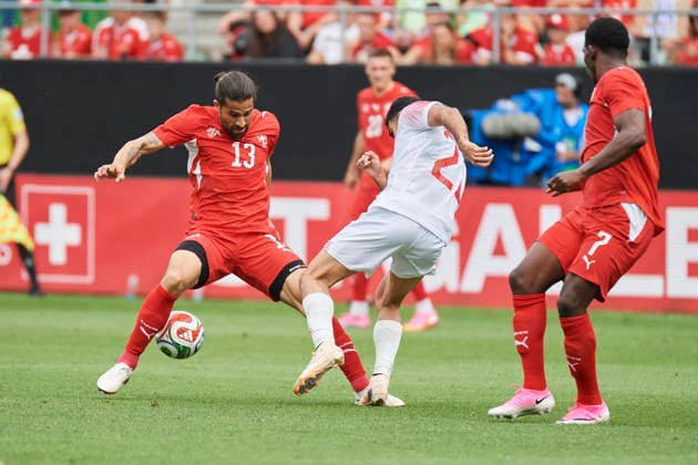 Fussball WM 2026 Vorbereitungsspiel Schweiz gegen Jordanien, St. Gallen, Schweiz St. Gallen, Schweiz. 31. Mai 2026. Ricardo Rodriguez gegen Nizar Al-Rashdan beim WM 2026 Vorbereitungsspiel Schweiz gegen Jordanien in St. Gallen.