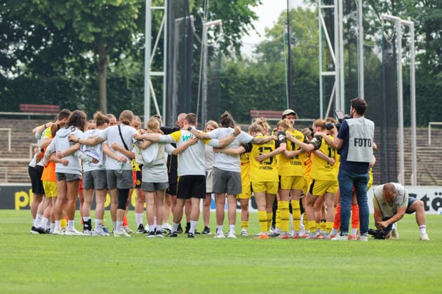 Dortmund, Deutschland: 31. Mai 2026 - Regionalliga West Frauen - 26. Spieltag - BVB Frauen vs. Vorwärts Spoho Köln Frauen Im Bild: Die Spielerinnen von Borussia Dortmund mit dem Trainerteam im Mannschaftskreis zum Schulterschluss nach dem verpassten Aufstieg in die 2. Frauenbundesliga Copyright: HMBxMedia MadeleinexFantini