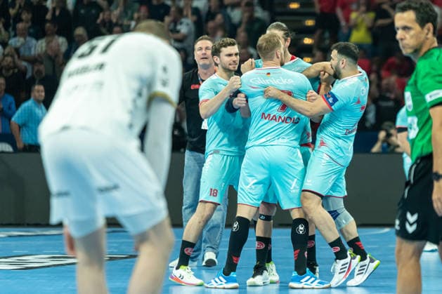 Florian Drosten (MT Melsungen), Torwart Kristof Palasics (MT Melsungen), David Mandic (MT Melsungen) und Mohamed Amine Darmoul (MT Melsungen) celebrate after the win during the handball final of the Winamax EHF Finals 2026 between THW Kiel and MT Melsungen at Barclays Arena on May 31, 2026 in Hamburg, Germany. -