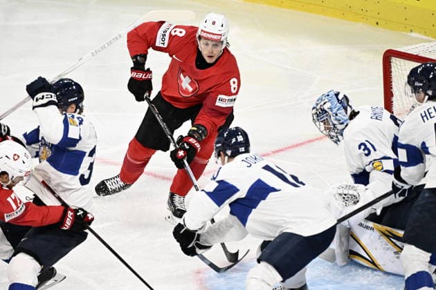 LKS 20260531 8 Simon Knak of Switzerland in action infront of goalkeeper 31 Justun Annunen of Finland during the 2026 IIHF Ice hockey, Eishockey World Championships final match between Switzerland and Finland in Zurich on May 31, 2026. - RONI REKOMAA Zürich Switzerland 7Ivmoimr8hs  Copyright: xRonixRekomaax 7Ivmoimr8hs