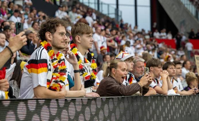 Fussball, Herren, Saison 2025 2025, Länderspiel in Mainz, Deutschland - Finnland, Fans schauen begeistert bei der Erwärmung der deutschen Mannschaft zu, 31.05. 2026, Copyright: xMatthiasxKochx