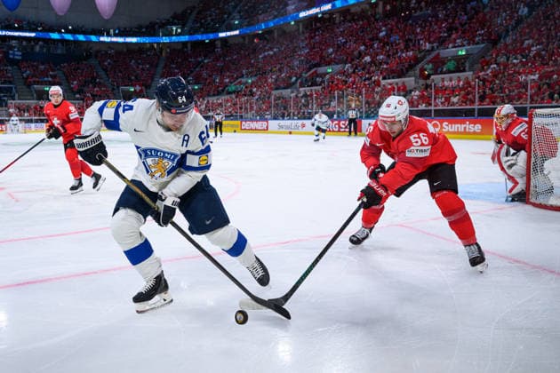 260531 Mikael Granlund of Finland and Tim Berni of Switzerland during the 2026 IIHF Ice hockey, Eishockey World Championship, WM, Weltmeisterschaft final between Switzerland and Finland on May 31, 2026 in Zürich. Photo: Jesper Zerman BILDBYRAN kod JZ JZ0742 ishockey ice hockey ishockey-vm 2026 vm 2026 iihf world championship final switzerland schweiz finland bbeng Copyright: JESPERxZERMAN BB260531JZ148