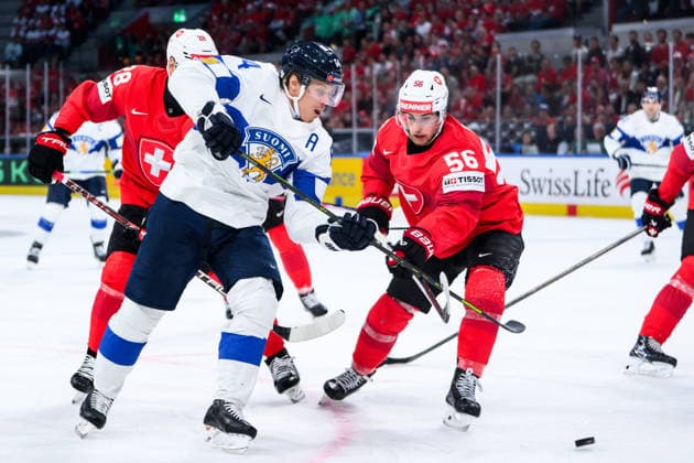 260531 Mikael Granlund of Finland and Tim Berni of Switzerland during the 2026 IIHF Ice hockey, Eishockey World Championship, WM, Weltmeisterschaft final between Switzerland and Finland on May 31, 2026 in Zürich. Photo: Jesper Zerman BILDBYRAN kod JZ JZ0742 ishockey ice hockey ishockey-vm 2026 vm 2026 iihf world championship final switzerland schweiz finland bbeng Copyright: JESPERxZERMAN BB260531JZ151