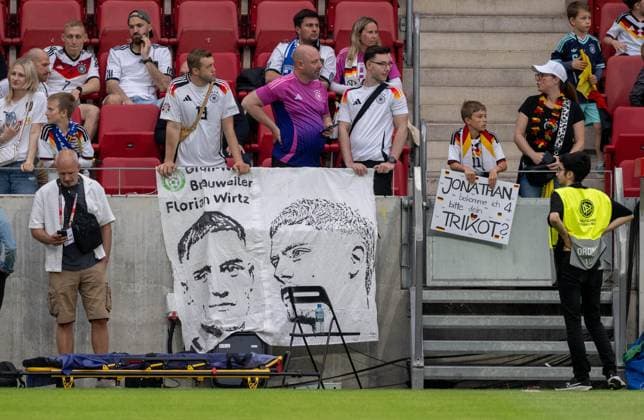 Fussball, Herren, Saison 2025 2025, Länderspiel in Mainz, Deutschland - Finnland, deutsche Fans mit Zeichnung von Florian Wirtz (Deutschland), 31.05. 2026, Copyright: xMatthiasxKochx