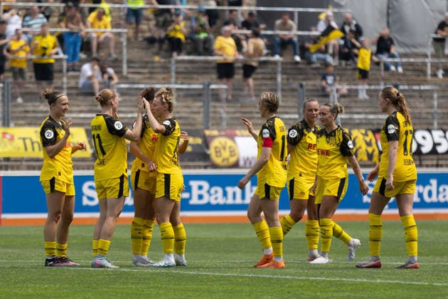 31.05.2026, Fussball, Frauen, Regionalliga West, Saison 2025 2026, Borussia Dortmund vs. Vorwaerts Spoho Koeln im Stadion Rote Erde in Dortmund (Deutschland) Rita Schumacher (Borussia Dortmund) jubelt nach ihrem Tor zum 6:0 mit seinen Manschaftskolleginnen Dortmund Stadion Rote Erde Nordrhein Westfalen Deutschland