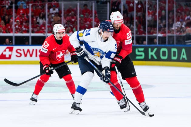 260531 Hannes Björninen of Finland and Nino Niederreiter of Switzerland during the 2026 IIHF Ice hockey, Eishockey World Championship, WM, Weltmeisterschaft final between Switzerland and Finland on May 31, 2026 in Zürich. Photo: Jesper Zerman BILDBYRAN kod JZ JZ0742 ishockey ice hockey ishockey-vm 2026 vm 2026 iihf world championship final switzerland schweiz finland bbeng Copyright: JESPERxZERMAN BB260531JZ159