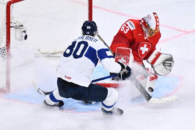 From left Saku Maenalanen of Finland and goalkeeper Leonardo Genoni of Switzerland in action during the final match Switzerland vs Finland at the 2026 IIHF Ice hockey, Eishockey World Championship, WM, Weltmeisterschaft in Zurich, Switzerland, May 31, 2026. (CTKxPhoto RadekxPetrasek) CTKPhotoP2026053105418  CTKPhotoP2026053105418