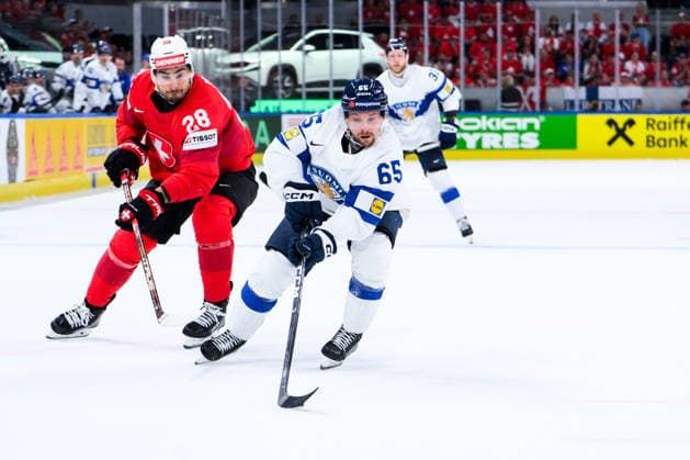 260531 Timo Meier of Switzerland and Sakari Manninen of Finland during the 2026 IIHF Ice hockey, Eishockey World Championship, WM, Weltmeisterschaft final between Switzerland and Finland on May 31, 2026 in Zürich. Photo: Jesper Zerman BILDBYRAN kod JZ JZ0742 ishockey ice hockey ishockey-vm 2026 vm 2026 iihf world championship final switzerland schweiz finland bbeng Copyright: JESPERxZERMAN BB260531JZ170