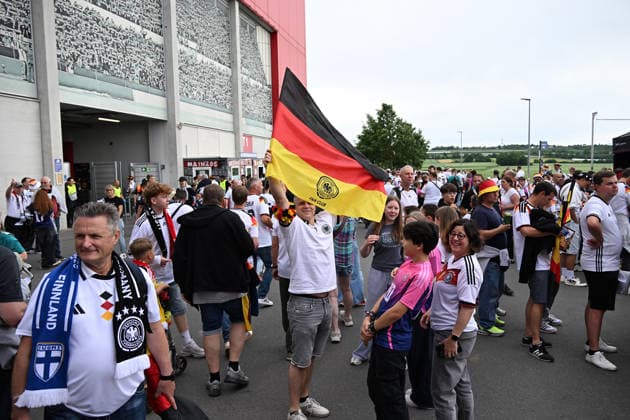 31.05.2026, xsltx, Fussball Länderspiel, Deutschland - Finnland v.l. Fans Zuschauer vor dem Stadion (DFL DFB REGULATIONS PROHIBIT ANY USE OF PHOTOGRAPHS as IMAGE SEQUENCES and or QUASI-VIDEO) Mainz