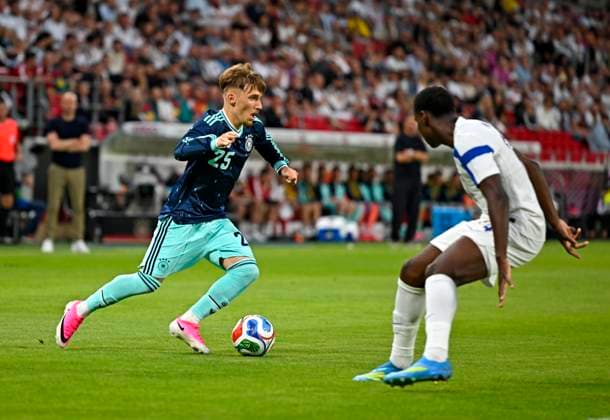 31.05.2026, Fussball Freundschafts-Länderspiele 3.Spieltag, Deutschland - Finnland, in der Mewa-Arena Mainz, v.l. Lennart Karl (Deutschland) setzt sich durch.