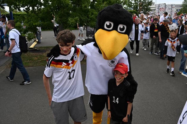 31.05.2026, xsltx, Fussball Länderspiel, Deutschland - Finnland v.l. Fans Zuschauer vor dem Stadion (DFL DFB REGULATIONS PROHIBIT ANY USE OF PHOTOGRAPHS as IMAGE SEQUENCES and or QUASI-VIDEO) Mainz