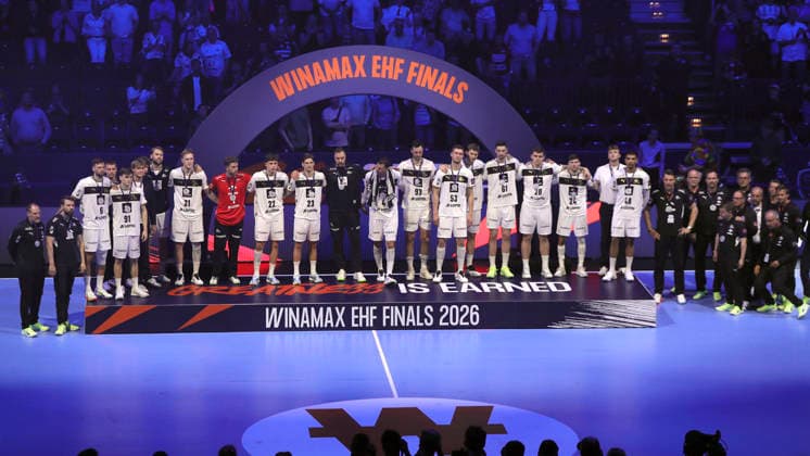 photo : Siegerehrung nach dem Schlusspfiff , die enttäuschten Spieler vom THW Kiel nehmen die Medaillen in Empfang Handball Herren am So. 31.05.2026 Mens EHF European League , Final Four in Hamburg Melsungen - THW Kiel Finale