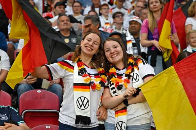 31.05.2026, Fussball Freundschafts-Länderspiele 3.Spieltag, Deutschland - Finnland, in der Mewa-Arena Mainz, Zwei Mädels in schwarz-rot-gold feiern.