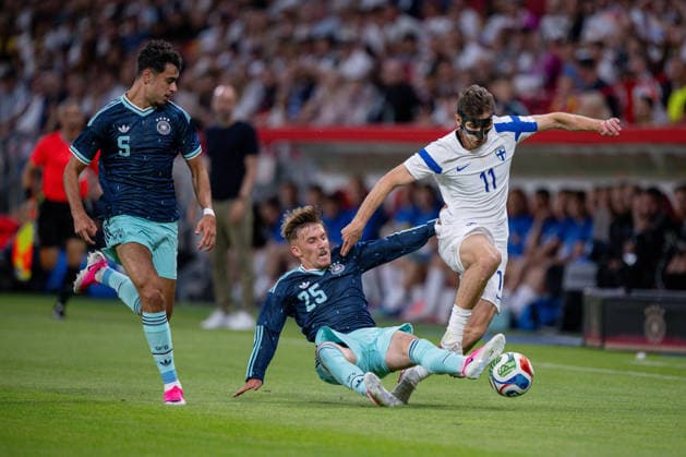 31.05.2026, Fussball Freundschafts-Länderspiele 3.Spieltag, Deutschland - Finnland, in der Mewa-Arena Mainz, Aleksander Pavlovic (Deutschland), Lennart Karl (Deutschland) grätscht gegen Adam Marhiev (Finnland)