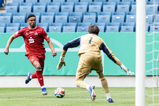 U19-DFB-Nachwuchsliga A, 2025 2026, Finale: TSG Hoffenheim U19 - 1. FC Köln U19; 31.05.2026 Maik Nelson Afri Akumu (1. FC Köln U19, 30), Nico Biedermann (TSG 1899 Hoffenheim U19, 1) U19-DFB-Nachwuchsliga A, 2025 2026, Finale: TSG Hoffenheim U19 - 1. FC Köln U19; PreZero Arena, Sinsheim; 31.05.2026 DFB regulations prohibit any use of photographs as image sequences and or quasi video. Copyright: xBEAUTIFULxSPORTS Buriakovx