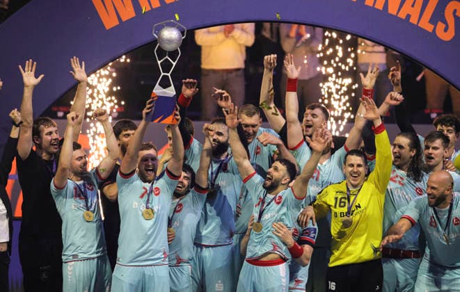 photo : Siegerehrung für die Spieler aus Melsungen , hier David MANDIC mit dem Pokal , rechts Mohamed DARMOUL und Torhüter Nebojsa SIMIC Handball Herren am So. 31.05.2026 Mens EHF European League , Final Four in Hamburg Melsungen - THW Kiel Finale