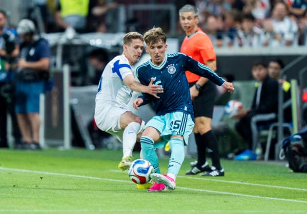 Zweikampf zwischen: duel between: Lennart Karl (Deutschland, 25) und Anssi Suhonen (Finnland, 16) Deutschland - Finnland, Fussball, Länderspiel WM Testspiel, MEWA Arena Mainz, 31.05.2026 WICHTIGER HINWEIS: Gemäß den Vorgaben der DFL Deutsche Fußball Liga bzw. des DFB Deutscher Fußball-Bund ist es untersagt, in dem Stadion und oder vom Spiel angefertigte Fotoaufnahmen in Form von Sequenzbildern und oder videoähnlichen Fotostrecken zu verwerten bzw. verwerten zu lassen. Copyright: HMBxMedia xMarcoxBader