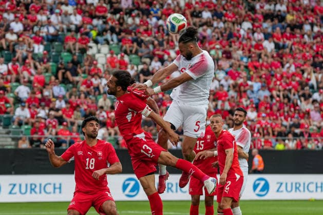 Fussball, Länderspiel: Schweiz vs. Jordanien, Sonntag, 31.05.2026 (kybunpark, St. Gallen); Kopfballduell Yazan Alarab (5, Jordanien), Ricardo Rodriguez (13, Schweiz) Copyright: xValentinxDomgjonix