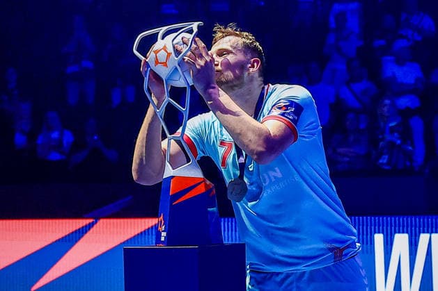 31.05.2026, xIAJx, Handball, EHF European League - WINAMAX Finals, Finale, THW Kiel - MT Melsungen, Barclays Arena: David Mandic (MT Melsungen, 7) küsst den Pokal Deutschland