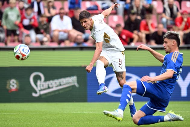 May 31, 2026, Prague, Czech Republic: ADAM HLOZEK of Czech Republic (L) fights for the ball with ALBIAN HALDARI (R) of Kosovo during the friendly match between Czech Republic and Kosovo at Letna Stadium in Prague, Czech Republic, May 31, 2026...Czech Republic s national football team played a friendly match in Prague before flying out to the FIFA World Cup, WM, Weltmeisterschaft, Fussball 2026. Prague Czech Republic - ZUMAr156 20260531_aap_r156_022 Copyright: xSlavekxRutax