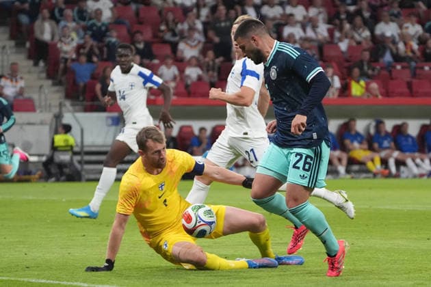 Deniz Undav (Deutschland Germany) scheitert an Torwart Goalie Lukas Hradecky (Finnland) - Mainz 31.05.2026: Deutschland vs. Finnland, Freundschaftsspiel, WM-Vorbereitung, MEWA Arena Mainz