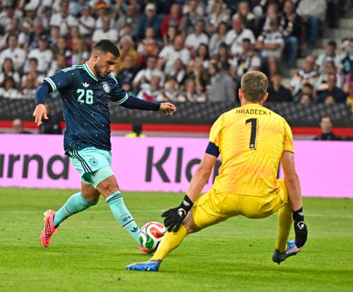 31.05.2026, Fussball Freundschafts-Länderspiele 3.Spieltag, Deutschland - Finnland, in der Mewa-Arena Mainz, v.l. Deniz Undav (Deutschland) gegen Torwart Lukas Hradecky (Finnland)