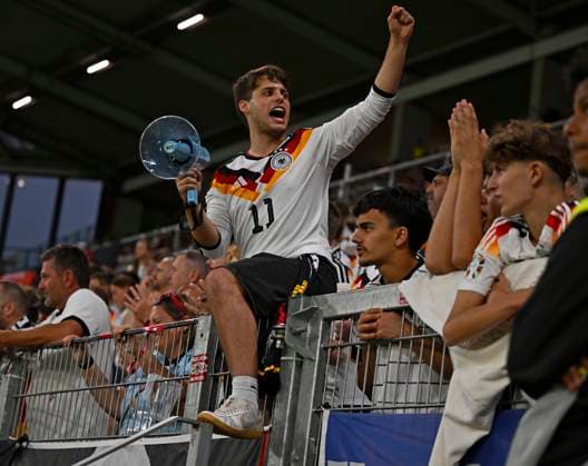 31.05.2026, Fussball Freundschafts-Länderspiele 3.Spieltag, Deutschland - Finnland, in der Mewa-Arena Mainz, Der Einpeitscher feiert das Tor