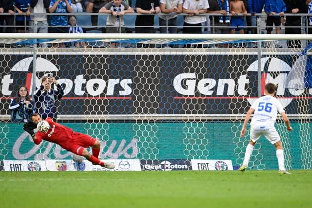 KAA Gent v KRC Genk - Jupiler Pro League Europe Play-Off Decider GENT, BELGIUM - MAY 31 : Roef Davy goalkeeper of KAA Gent stops a penalty during the Jupiler Pro League Europe Play-Off decider match with the last European Conference League ticket at stake between KAA Gent and KRC Genk on May 31, 2026 in Gent, Belgium, 31 05 2026 Gent Belgium  Copyright: xNicoxVereeckenx