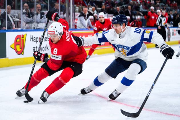 260531 Simon Knak of Switzerland and Henri Jokiharju of Finland during the 2026 IIHF Ice hockey, Eishockey World Championship, WM, Weltmeisterschaft final between Switzerland and Finland on May 31, 2026 in Zürich. Photo: Jesper Zerman BILDBYRAN kod JZ JZ0742 ishockey ice hockey ishockey-vm 2026 vm 2026 iihf world championship final switzerland schweiz finland bbeng Copyright: JESPERxZERMAN BB260531JZ177