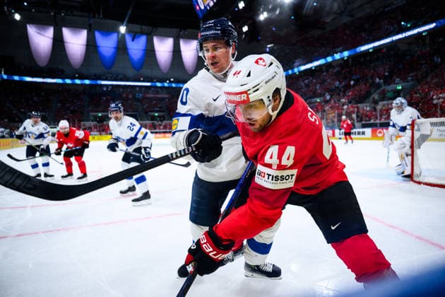 260531 Henri Jokiharju of Finland and Pius Suter of Switzerland during the 2026 IIHF Ice hockey, Eishockey World Championship, WM, Weltmeisterschaft final between Switzerland and Finland on May 31, 2026 in Zürich. Photo: Jesper Zerman BILDBYRAN kod JZ JZ0742 ishockey ice hockey ishockey-vm 2026 vm 2026 iihf world championship final switzerland schweiz finland bbeng Copyright: JESPERxZERMAN BB260531JZ179