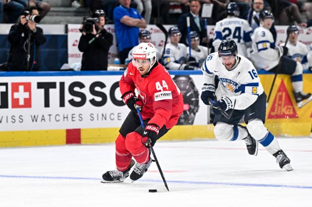 ZURICH, SWITZERLAND - MAY 31: Pius Suter of Switzerland in action chased by Aleksander Barkov of Finland during the 2026 IIHF Ice hockey, Eishockey World Championship, WM, Weltmeisterschaft Switzerland Gold Medal game between Switzerland and Finland at Swiss Life Arena on May 31, 2026 in Zurich, Zurich. Zurich Swiss Life Arena Zurich Switzerland Copyright: xJustPictures.ch AndreaxBrancax jp-en-EuSpIm-JP7_ANB_SuiFin_31052026_9334