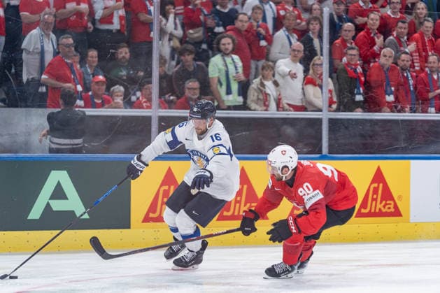 31 05 2026, Zurich, Swiss Life Arena, Ice hockey, Eishockey World Championships: Gold Medal Game: Switzerland - Finland, 16 Aleksander Barkov (Finland), 90 Roman Josi (Switzerland) Zurich Swiss Life Arena Zurich Switzerland Copyright: xJustPictures.ch StefanxEmchx jp-de-StEm-DSC0063620260531