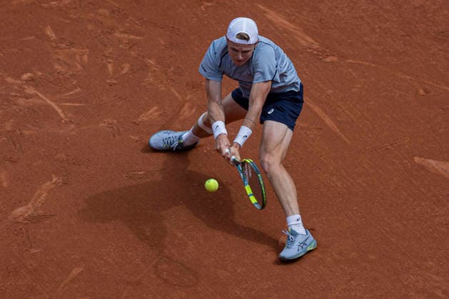 2026 French Open - Day Eight Jesper De Jong returns the ball against Alexander Zverev during the Roland Garros Grand Slam Tournament on Day 08 in Paris, France, on May 31, 2026. Paris France  Copyright: xRobertxSzaniszlox originalFilename:szaniszlo-notitle260531_npAzv.jpg
