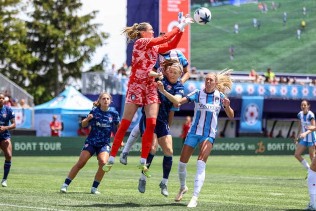 EVANSTON, USA - May 31: Katie Atkinson (27 Chicago Stars FC) punches the ball during the game between the Chicago Stars FC and San Diego Wave FC at Northwestern Medicine Field at Martin Stadium on Sunday, May 31 in Evanston, USA  Copyright: xShainaxBenhiyoun SPPx Sportspressphoto_SPR158084