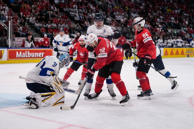 ZURICH, SWITZERLAND - MAY 31: Nino Niederreiter of Switzerland C) against goalkeeper Justus Annunen of Finland L) during the 2026 IIHF Ice hockey, Eishockey World Championship, WM, Weltmeisterschaft Switzerland Gold Medal game between Switzerland and Finland at Swiss Life Arena on May 31, 2026 in Zurich, Zurich. Zurich Swiss Life Arena Zurich Switzerland Copyright: xJustPictures.ch JarixPestelaccix jp-en-EuSpIm-_DSC3307-20260531