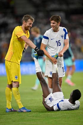 Ryan Mahuta FIN (14) verletzt Verletzung Wadenkrampf Torwart Lukas Hradecky FIN (01) Samuli MiettinenFIN (15) hilft DFB Laenderspiel Deutschland GER vs Finnland FIN Freundschaftsspiel Testspiel am 31.05.2026 DFL REGULATIONS PROHIBIT ANY USE OF PHOTOGRAPHS AS IMAGE SEQUENCES AND OR QUASI-VIDEO DFB Laenderspiel Deutschland GER vs Finnland FIN