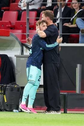 Cheftrainer Julian Nagelsmann (Deutschland) herzt Lennart Karl 25 (Deutschland) nach dessen Auswechslung, Deutschland vs. Finnland, Fussball, Maenner, UEFA, Freundschaftsspiel, Friendly Match, DFB, Saison 2025 2026, 31.05.2026 Mainz Rheinland-Pfalz Deutschland