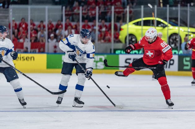 31 05 2026, Zurich, Swiss Life Arena, Ice hockey, Eishockey World Championships: Gold Medal Game: Switzerland - Finland, 41 Ville Heinola (Finland), 88 Christoph Bertschy (Switzerland) Zurich Swiss Life Arena Zurich Switzerland Copyright: xJustPictures.ch StefanxEmchx jp-de-StEm-DSC0071920260531