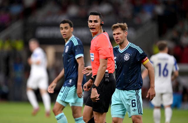 Fussball International Testspiel WM 2026 in Mainz Deutschland - Finnland 31.05.2026 Schiedsrichter Matheus Delgado Candancan (Brasilien) mit Joshua Kimmich (Deutschland)