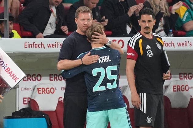 Bundestrainer Julian Nagelsmann (Deutschland Germany) mit Lennart Karl (Deutschland Germany) nach dessen Auswechslung - Mainz 31.05.2026: Deutschland vs. Finnland, Freundschaftsspiel, WM-Vorbereitung, MEWA Arena Mainz