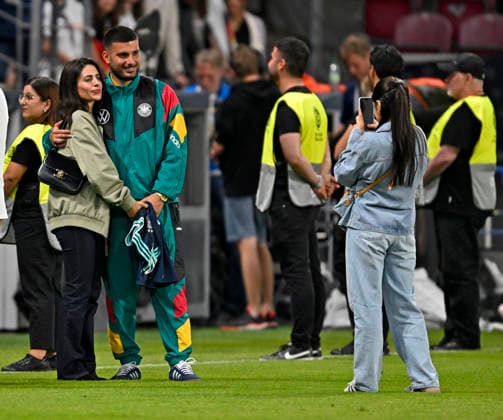 31.05.2026, Fussball Freundschafts-Länderspiele 3.Spieltag, Deutschland - Finnland, in der Mewa-Arena Mainz, Tanja Undav und ihr Mann Deniz Undav (Deutschland) werden mit dem Handy Fotografiert fürs Familienalbum *** 31 05 2026, Football friendly international match 3 match day, Germany Finland, in the Mewa Arena Mainz, Tanja Undav and her husband Deniz Undav Germany are photographed with the cell phone for the family album