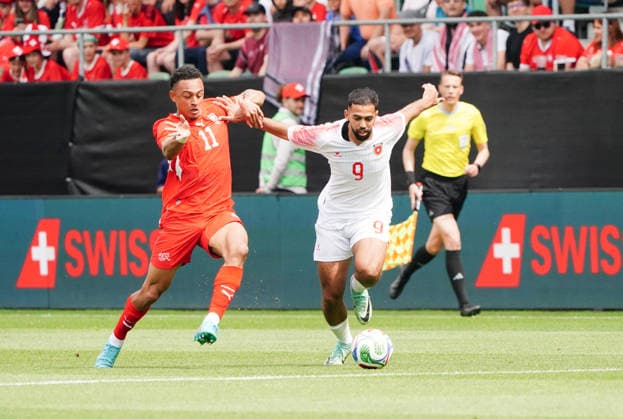 31.05.2026 Schweiz St.Gallen Fussball Saison 2025-2026 Laenderspiel Schweiz - Jordanien. Bild , Ali Olwan 9 JOR. gegen Dan Ndoye SUI Li. Aktion Zweikampf