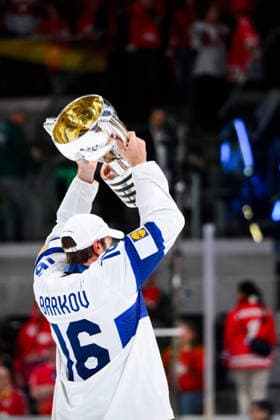 260531 Alexander Barkov of Finland celebrates with the trophy after the 2026 IIHF Ice hockey, Eishockey World Championship, WM, Weltmeisterschaft final between Switzerland and Finland on May 31, 2026 in Zürich. Photo: Jesper Zerman BILDBYRAN kod JZ JZ0742 ishockey ice hockey ishockey-vm 2026 vm 2026 iihf world championship final switzerland schweiz finland bbeng jubel Copyright: JESPERxZERMAN BB260531JZ237