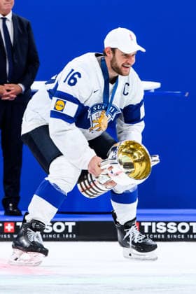 260531 Alexander Barkov of Finland celebrates with the trophy after the 2026 IIHF Ice hockey, Eishockey World Championship, WM, Weltmeisterschaft final between Switzerland and Finland on May 31, 2026 in Zürich. Photo: Jesper Zerman BILDBYRAN kod JZ JZ0742 ishockey ice hockey ishockey-vm 2026 vm 2026 iihf world championship final switzerland schweiz finland bbeng jubel Copyright: JESPERxZERMAN BB260531JZ242