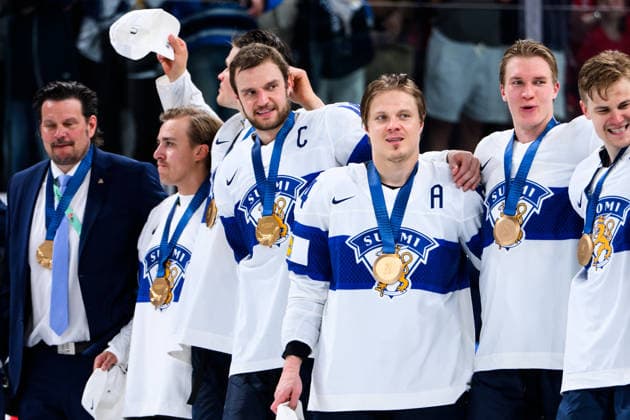 260531 Alexander Barkov and Mikael Granlund of Finland after the 2026 IIHF Ice hockey, Eishockey World Championship, WM, Weltmeisterschaft final between Switzerland and Finland on May 31, 2026 in Zürich. Photo: Jesper Zerman BILDBYRAN kod JZ JZ0742 ishockey ice hockey ishockey-vm 2026 vm 2026 iihf world championship final switzerland schweiz finland bbeng Copyright: JESPERxZERMAN BB260531JZ243