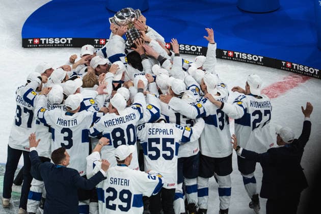 ZURICH, ZURICH - MAY 31: Finland players celebrate with the championship trophy following victory in the Gold Medal Game between Switzerland and Finland of the 2026 IIHF World Championship, WM, Weltmeisterschaft at Swiss Life Arena on May 31, 2026 in Zurich, Zurich, Switzerland.  Copyright: xLivioxBaeriswylx xSPPx Sportspressphoto_SPR158329