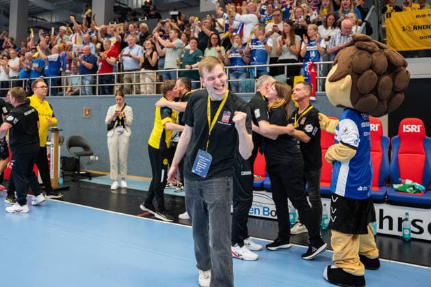 HSG Blomberg-Lippe (GER) vs. Borussia Dortmund (GER) Handball, 1. Handball Bundesliga Frauen, Finale, Spiel 3, 31.5.2026, Saision 2025 2026, Blomberg Johannes Hambruegge (HSG Blomberg-Lippe, Marketing, Vertrieb und Ticketing) jubelt feiert ueber den Sieg und den Titel als deutscher Meister Blomberg Sporthalle an der Ulmenallee Deutschland