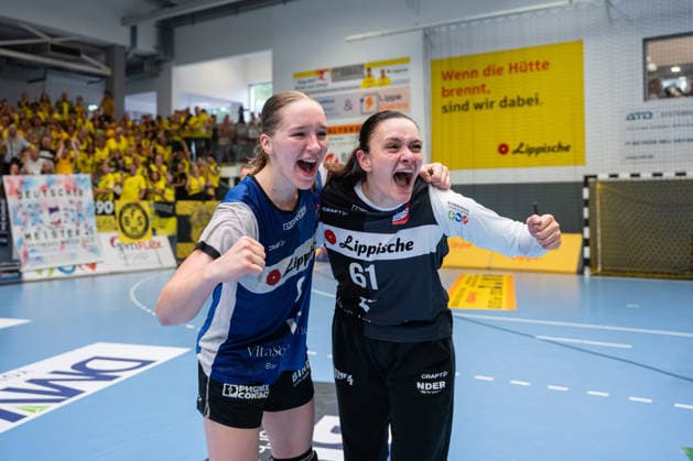 HSG Blomberg-Lippe (GER) vs. Borussia Dortmund (GER) Handball, 1. Handball Bundesliga Frauen, Finale, Spiel 3, 31.5.2026, Saision 2025 2026, Blomberg Nieke Kuehne (HSG Blomberg-Lippe, 09) und Nicole Roth (HSG Blomberg-Lippe, 61) feiern jubeln ueber den Sieg gegen Borussia Dortmund (GER) und den Titel als deutscher Meister Blomberg Sporthalle an der Ulmenallee Deutschland