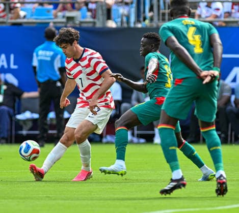 May 31, 2026, Charlotte, North Carolina, USA: USA midfielder GIO REYNA sends a chip pass through traffic to USA teammates waiting in the penalty area. The U.S. MenÃ¢â‚¬â ¢s national team, Nationalteam defeated Senegal, 3-2, at Bank of America Stadium in Charlotte, NC. Charlotte USA - ZUMAm261 20260531_zsp_m261_019 Copyright: xPatrickxMagoonx